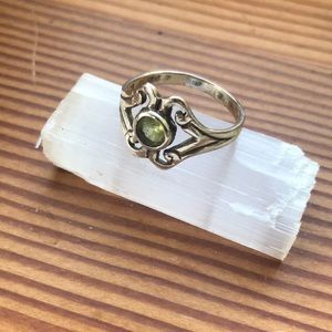 .925 sterling and peridot inlay filigree ring
